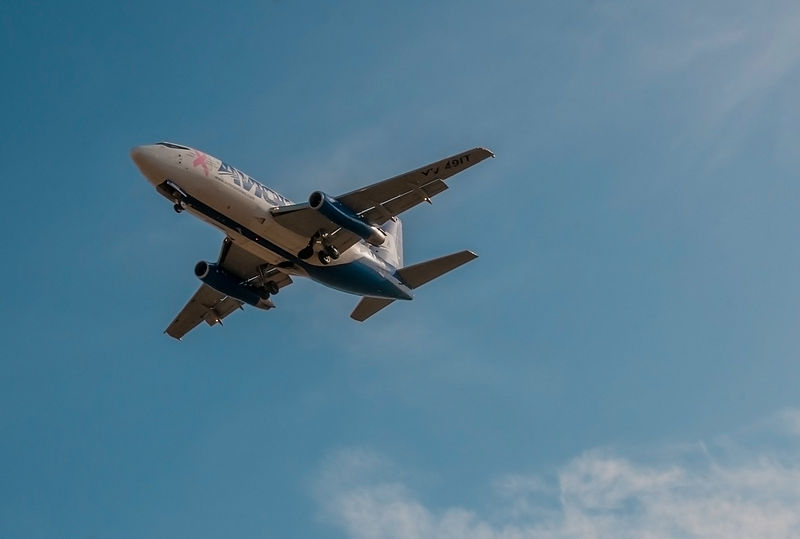 800px-Plane_landing